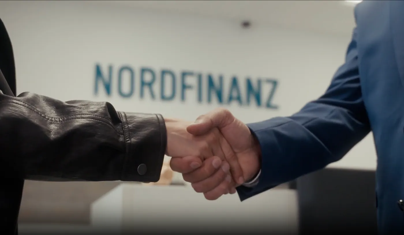 Vertrauensvoller Handschlag nach erfolgreicher Finanzierungsberatung